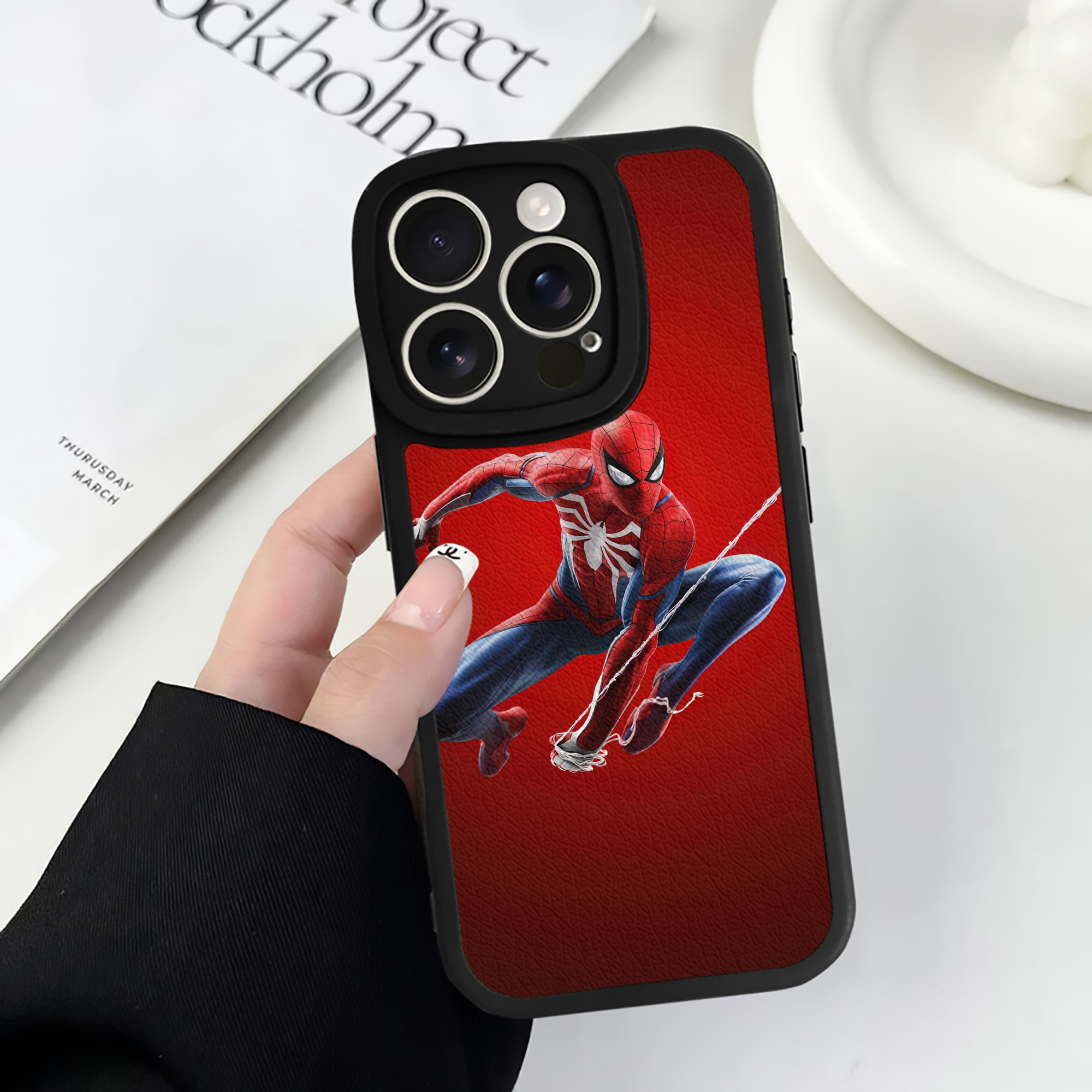 Spider Man スパイダーマン 【iPhone 16シリーズ対応】シリコンスマホケース（レザー調） 材質：シリコン